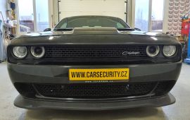 Dodge Challenger RT montáž vyhledávácího zařízení