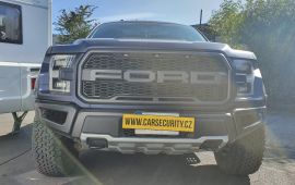 Zabezpečení vozu Ford Raptor Lobo s obytným přívěsem.